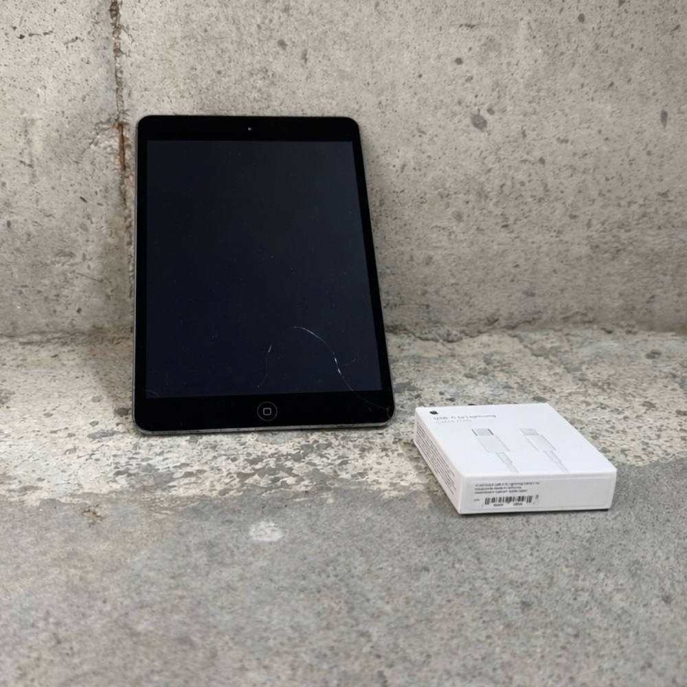 Apple iPad Mini 2 For Parts Cracked Screen No Display + New Cable
